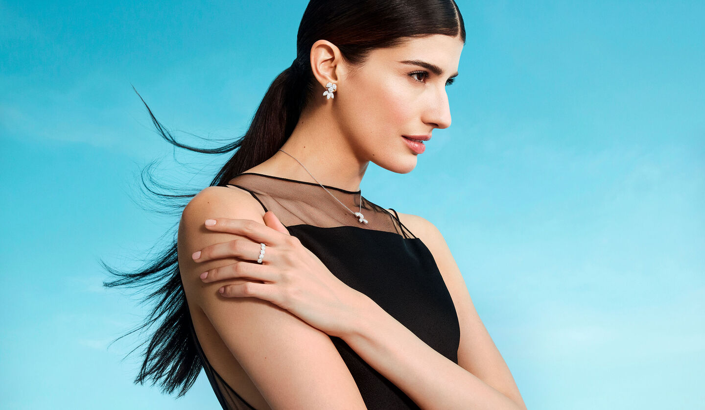 Une femme porte les bijoux Birks Snowflake.